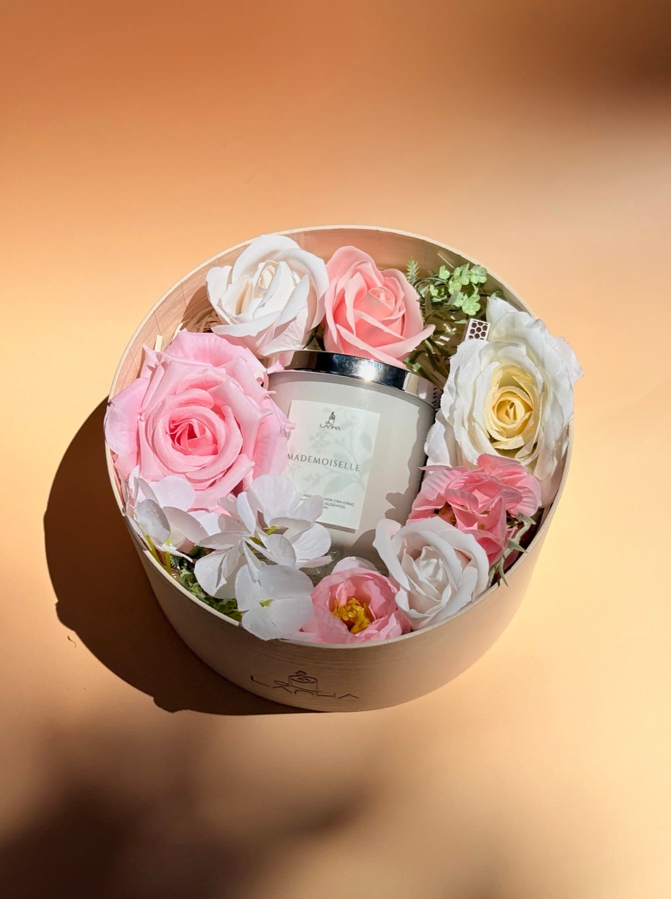 Hộp quà hoa và nến thơm Mademoiselle của Là Nhà